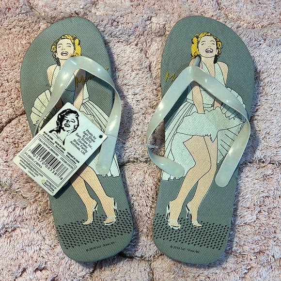 Marilyn Monroe Flip Flops NWT Size M (7-8) - Picture 2 of 4